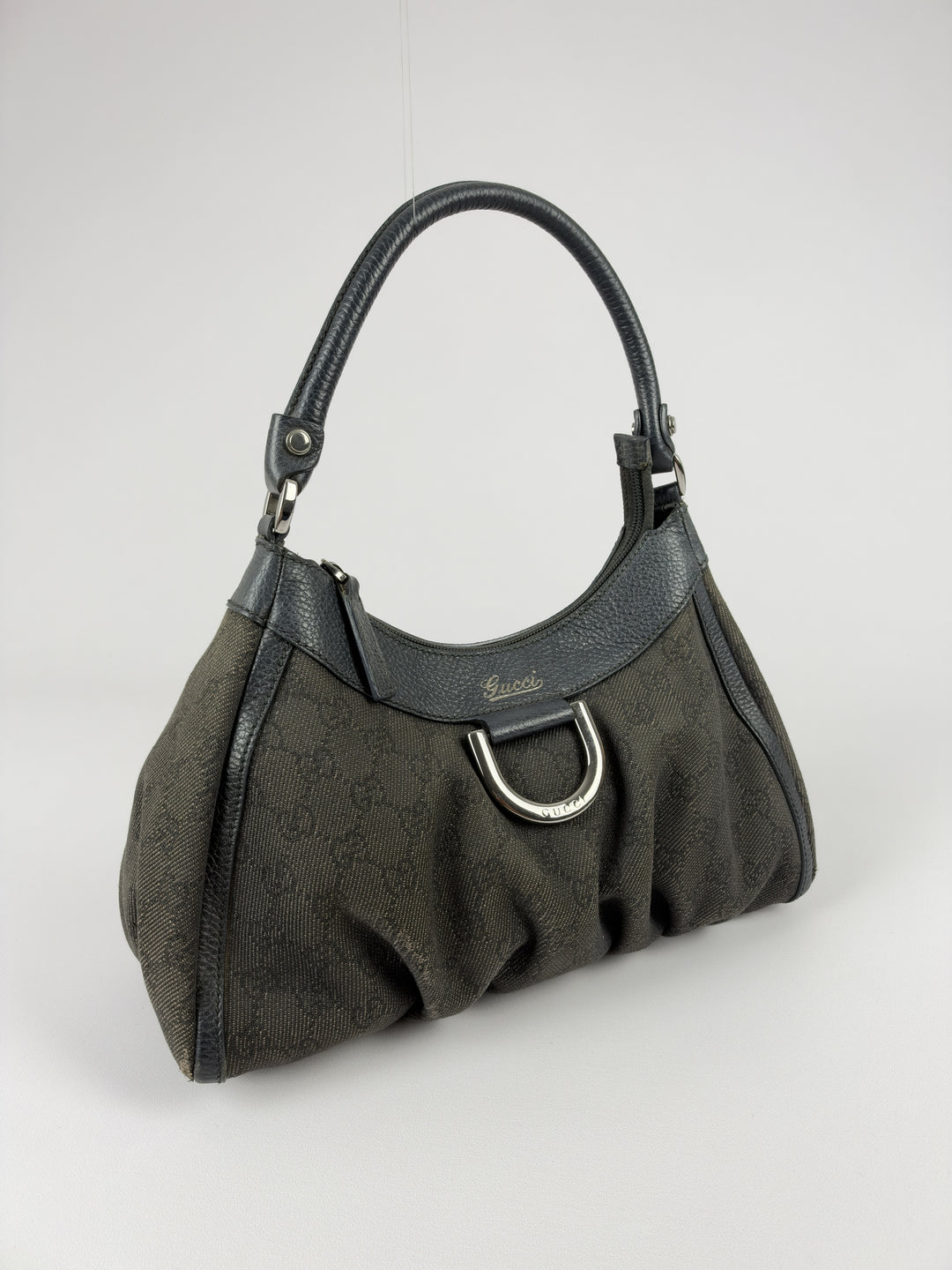 Gucci Abbey D-Ring Small Hobo Shoulder Bag in Anthrazit/Dunkelgrau, Vorderansicht im Originalfoto