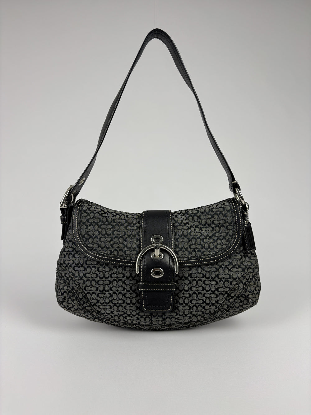 Coach Soho Mini Signature Buckle Flap Shoulder Bag in Grau/Schwarz, Vorderansicht im Originalfoto