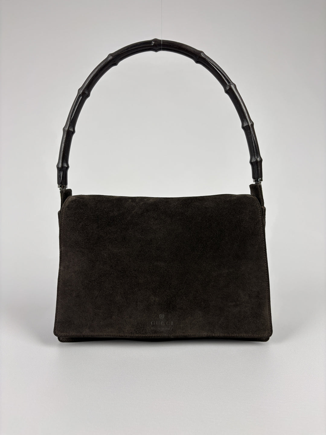 Gucci Bamboo Suede Flap Shoulder Bag in Dunkelbraun, Vorderansicht im Originalfoto