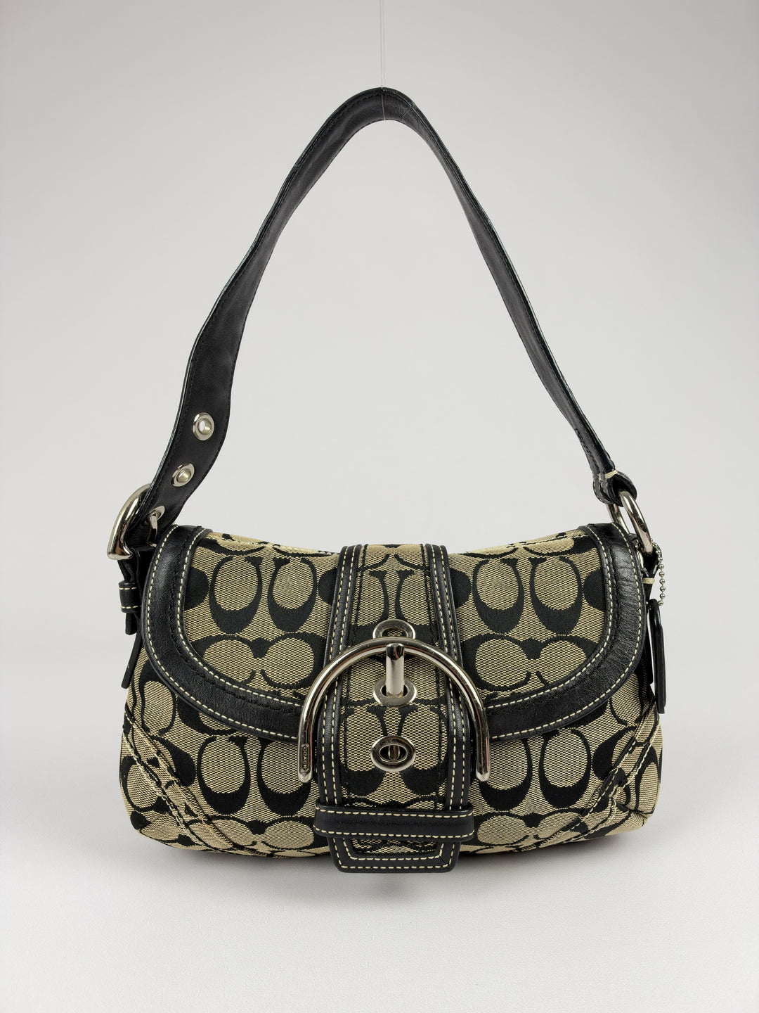 Coach Soho Signature Buckle Flap Baguette Shoulder Bag in Khaki/Schwarz, Vorderansicht im Originalfoto