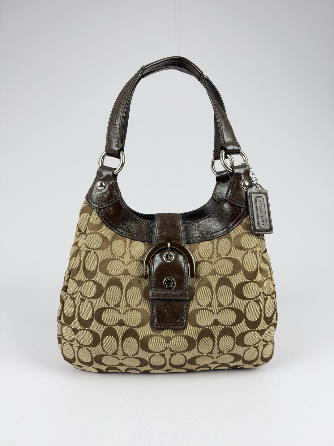 Coach Soho Signature Buckle Hobo Shoulder Bag in Khaki/Braun, Vorderansicht im Originalfoto