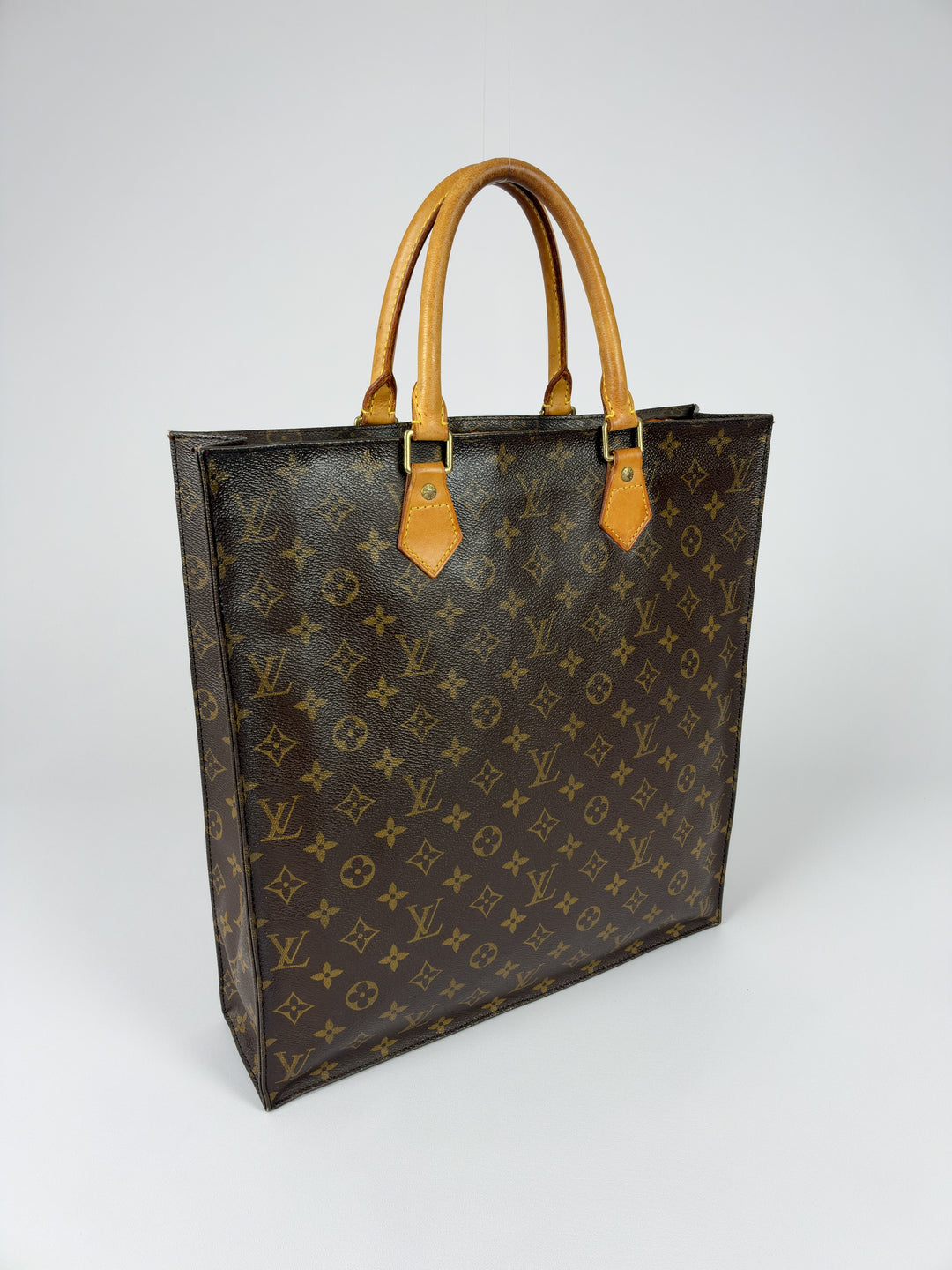 Louis Vuitton Monogram Sac Plat in Braun, Vorderansicht im Originalfoto