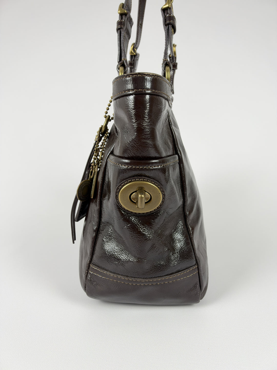 Coach Gallery Patent Leather Pleated Tote Shoulder Bag in Dunkelbraun, Detailansicht 1