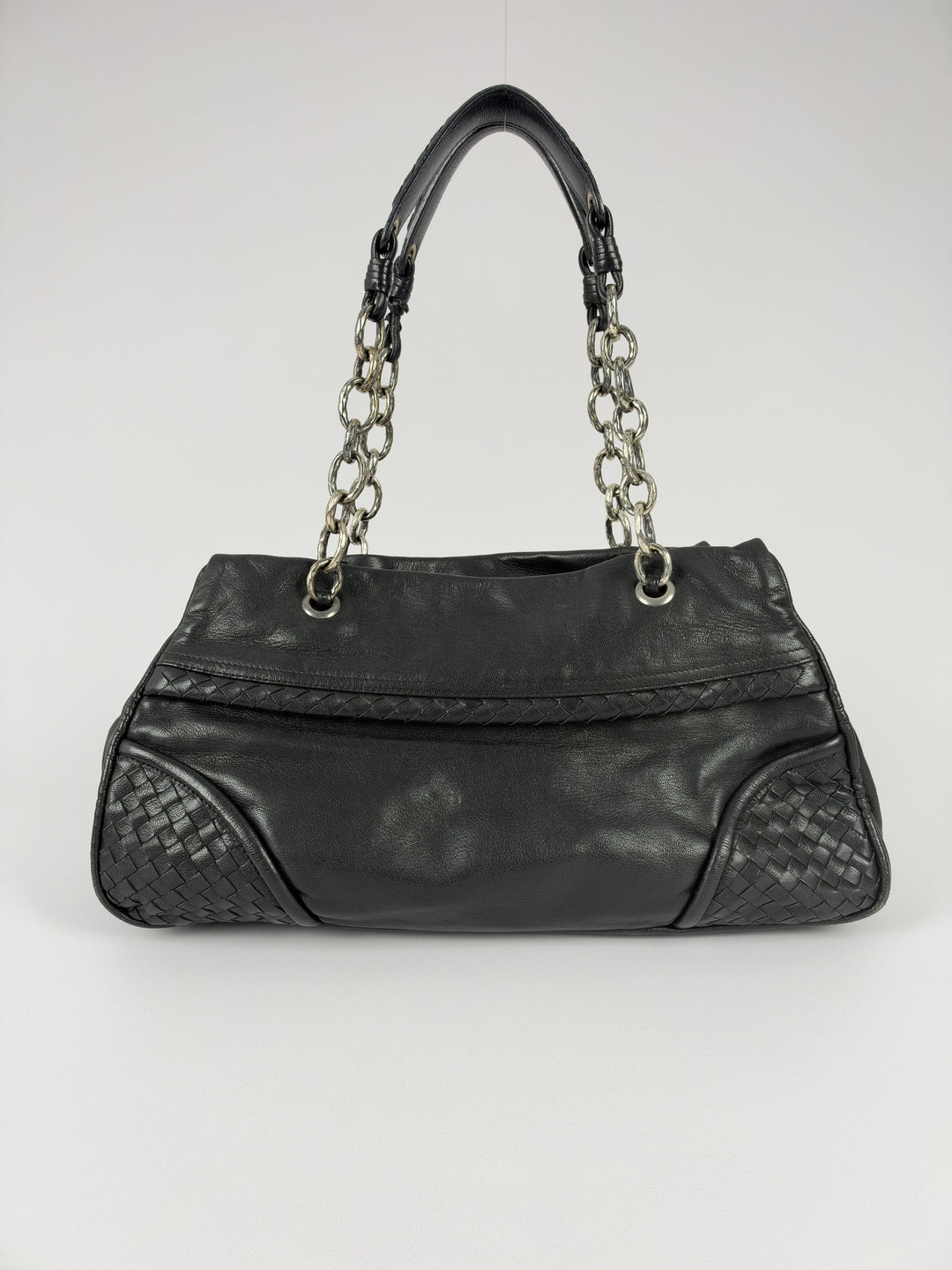 Bottega Veneta Nappa Intrecciato Chain Shoulder Bag in Schwarz, Detailansicht 1