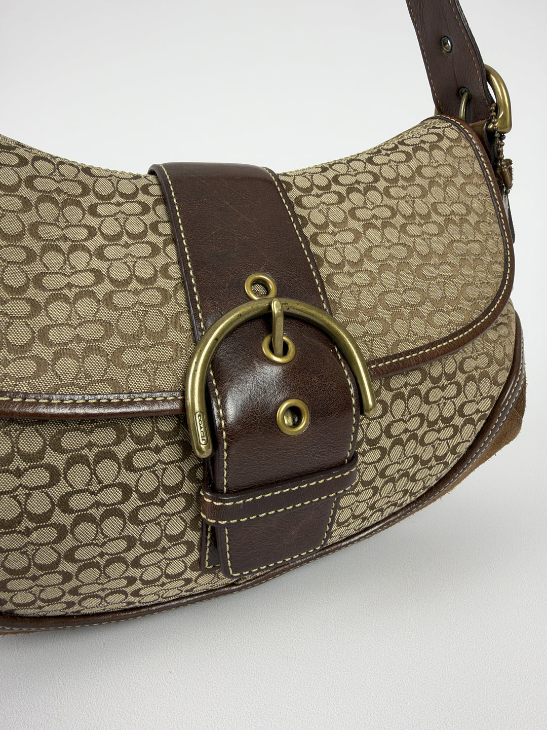 Coach Soho Mini Signature Suede Buckle Flap Shoulder Bag in Khaki/Braun, Detailansicht 1