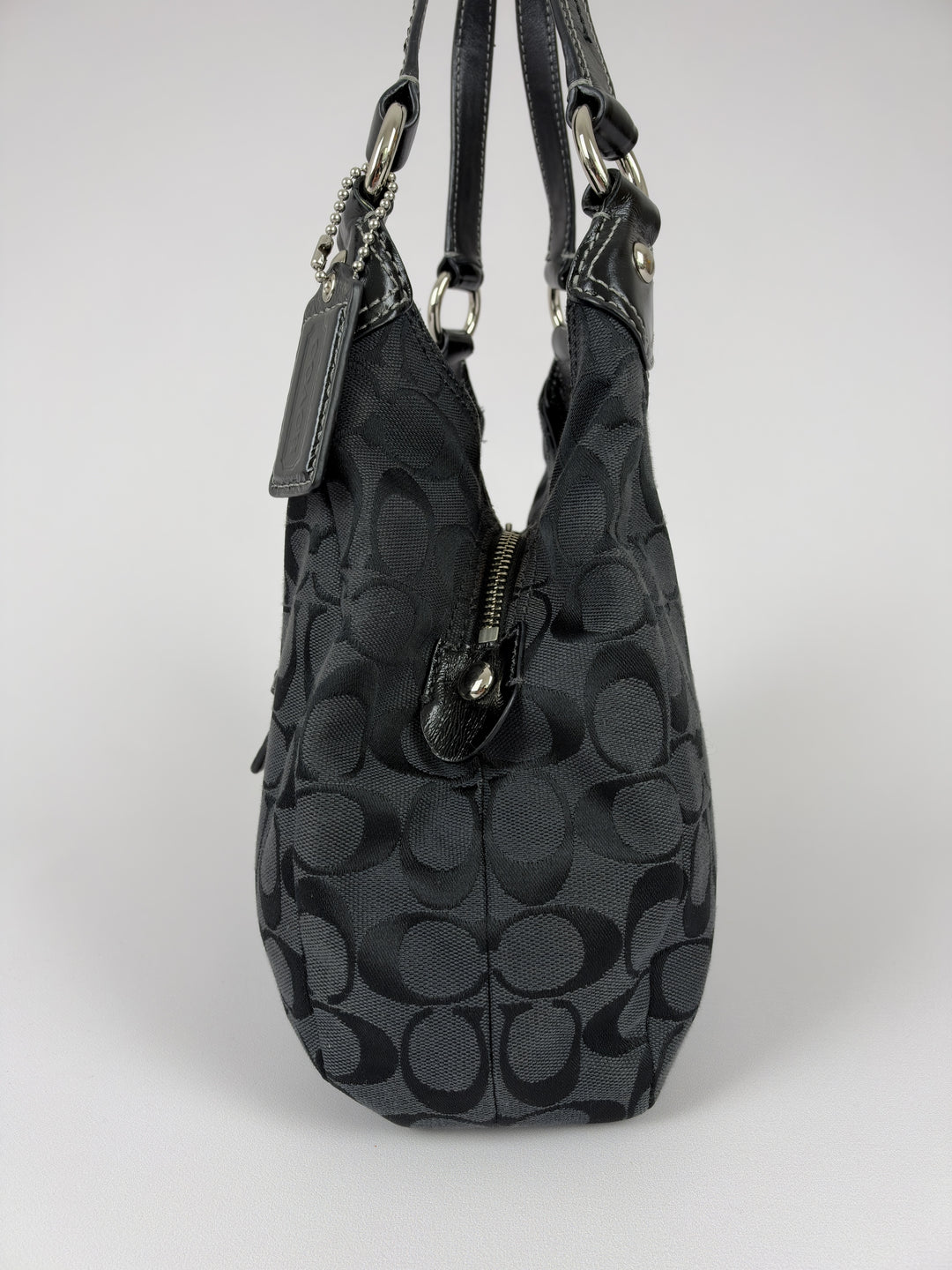 Coach Soho Signature Buckle Hobo Shoulder Bag in Schwarz/Anthrazit, Detailansicht 1