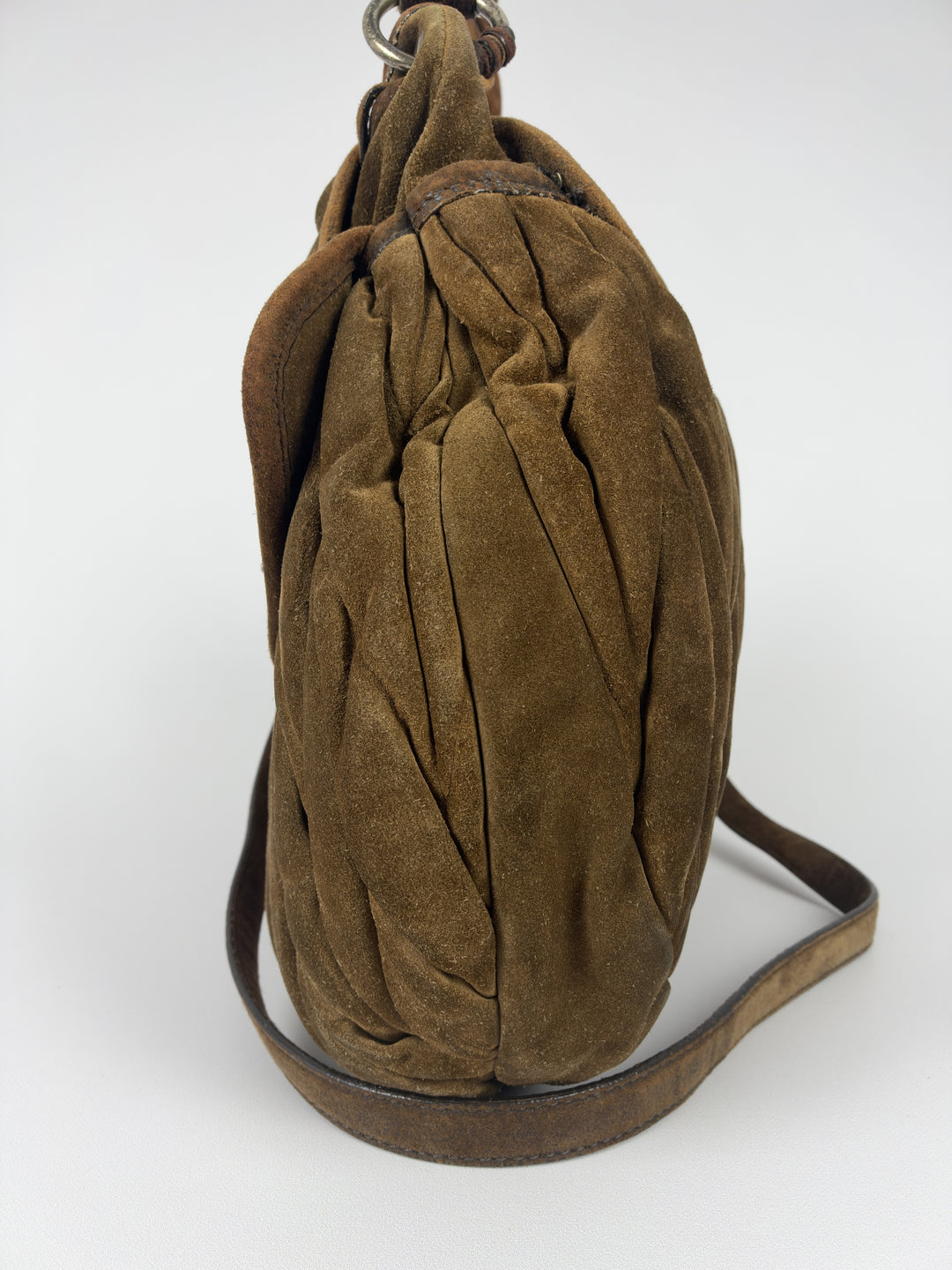 Miu Miu Coffer Matelassé Suede Hobo Shoulder Bag in Oliv-/Tabakbraun, Detailansicht 1
