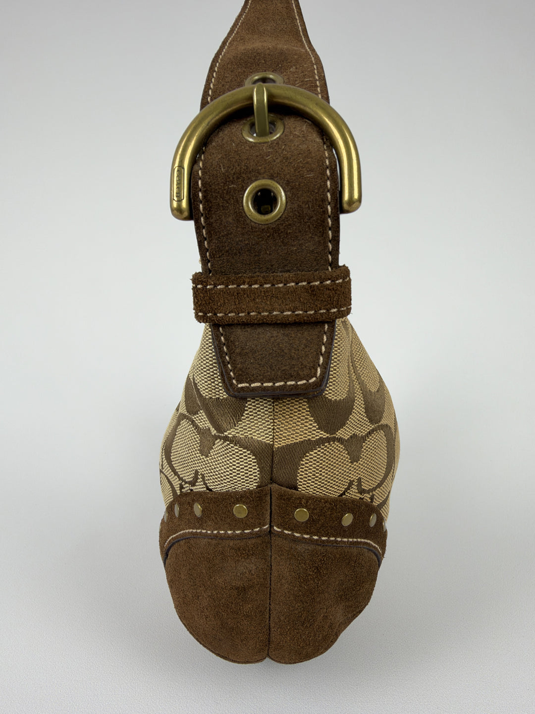 Coach Signature Studded Suede Hobo Shoulder Bag in Khaki/Braun, Detailansicht 1