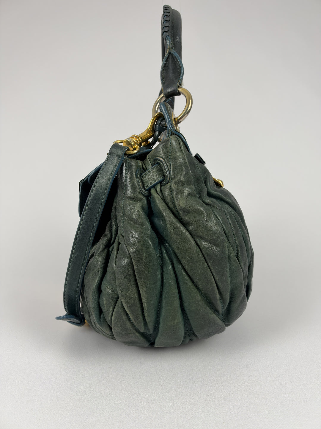 Miu Miu Coffer Matelassé Leather Shoulder Bag in Dunkelgrün, Detailansicht 1