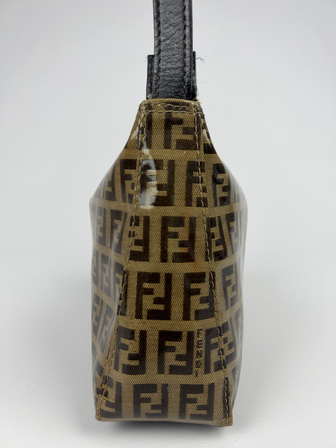 Fendi Zucca Coated Canvas Pochette Shoulder Bag in Tabakbraun/Schwarzbraun, Detailansicht 1