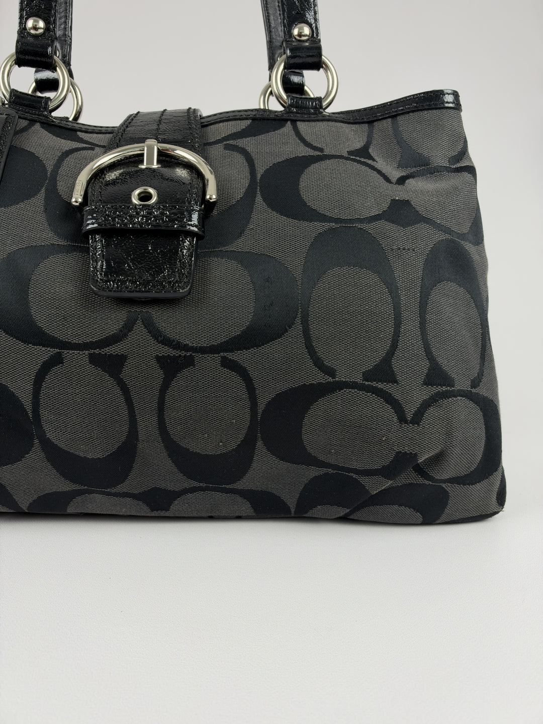 Coach Signature Soho Buckle Tote Shoulder Bag in Grau/Schwarz, Detailansicht 1