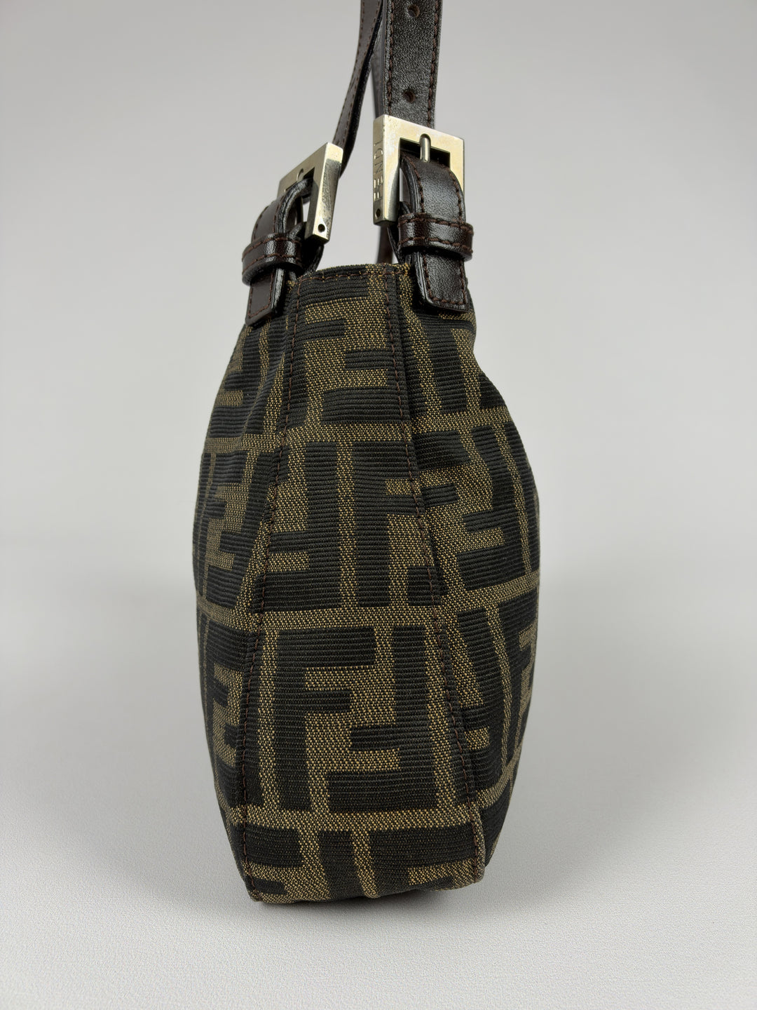 Fendi Zucca Canvas Baguette Buckle Shoulder Bag in Tabakbraun/Schwarz, Detailansicht 1