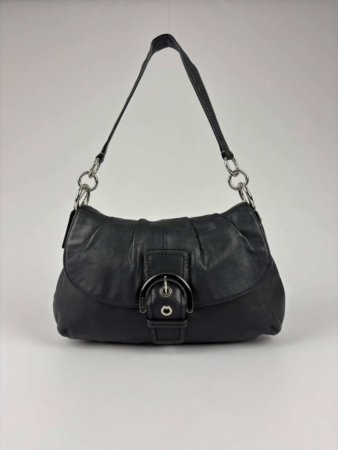 Coach Soho Leather Buckle Flap Shoulder Bag in Schwarz, Detailansicht 1