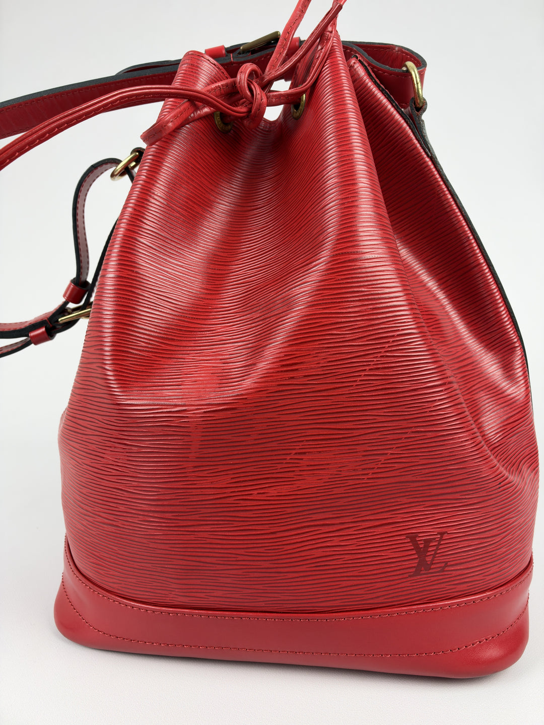 Louis Vuitton Epi Noé GM Shoulder Bag in Rot, Detailansicht 1
