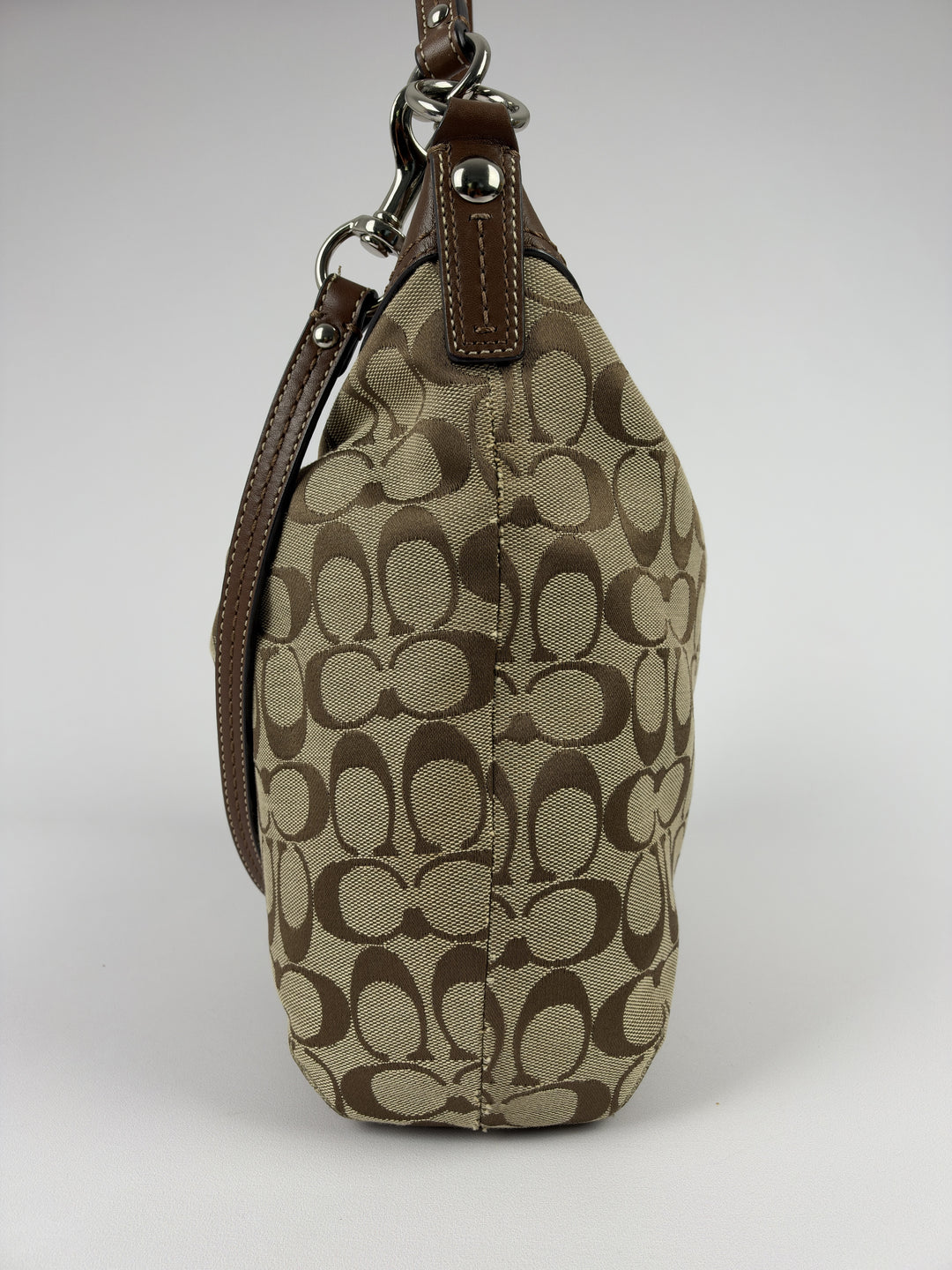 Coach Signature Convertible Hobo Shoulder Bag in Khaki/Braun, Detailansicht 1