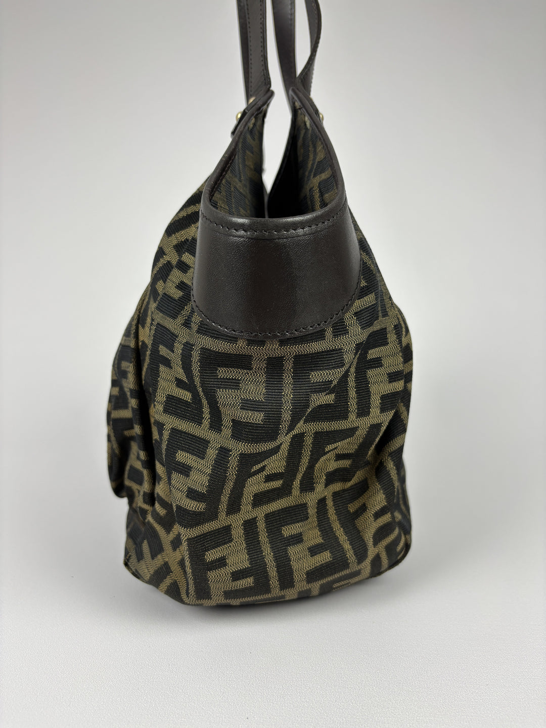 Fendi Zucca Canvas Chef Shoulder Bag in Tabak/Schwarz, Detailansicht 1