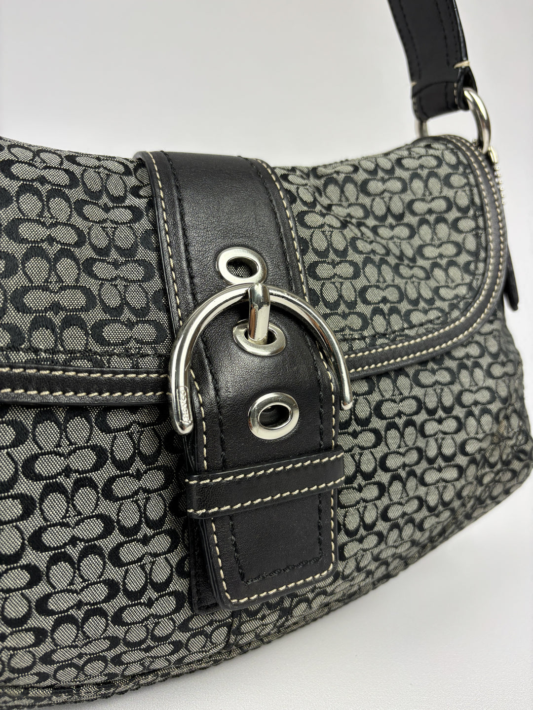 Coach Soho Mini Signature Buckle Flap Shoulder Bag in Grau/Schwarz, Detailansicht 1