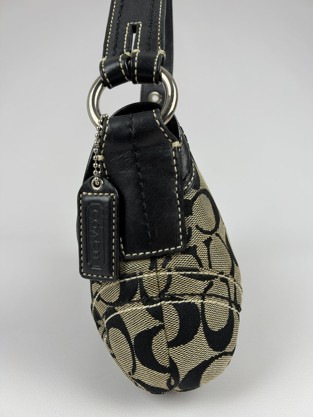 Coach Soho Signature Buckle Flap Baguette Shoulder Bag in Khaki/Schwarz, Detailansicht 1