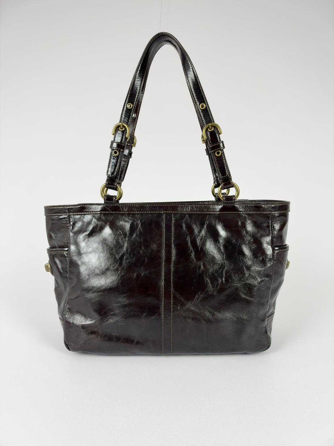 Coach Gallery Patent Leather Pleated Tote Shoulder Bag in Dunkelbraun, Detailansicht 2