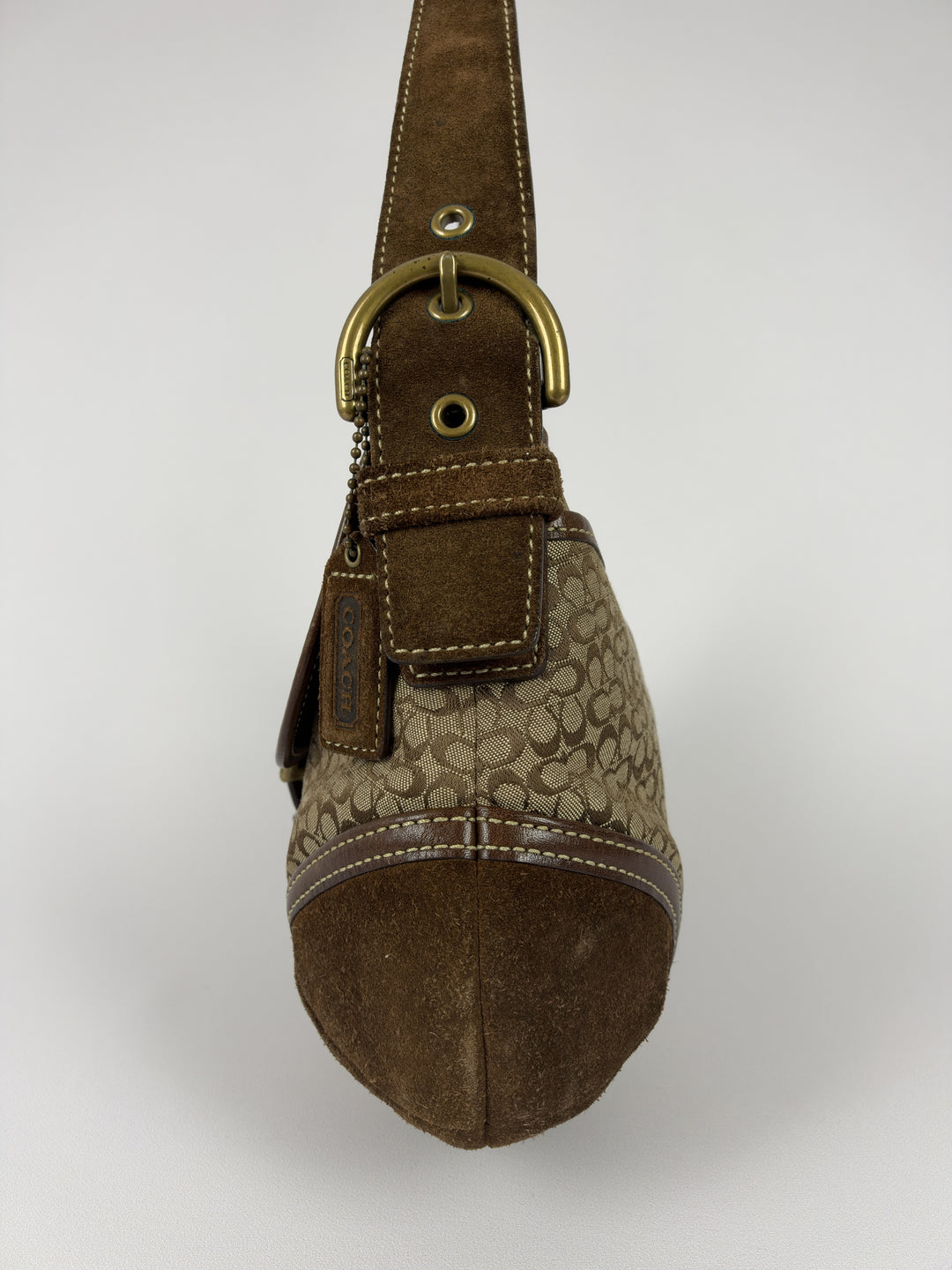 Coach Soho Mini Signature Suede Buckle Flap Shoulder Bag in Khaki/Braun, Detailansicht 2