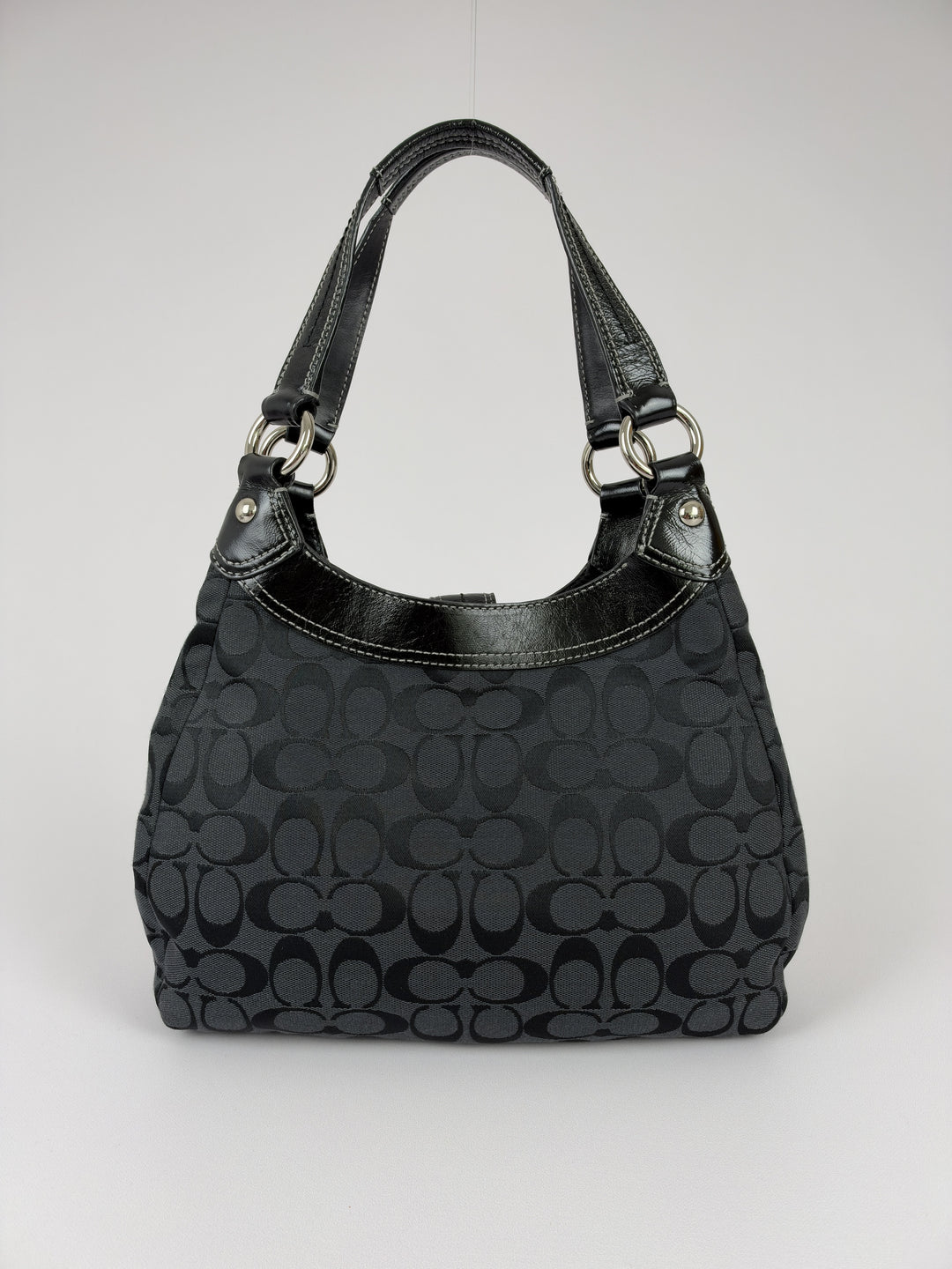 Coach Soho Signature Buckle Hobo Shoulder Bag in Schwarz/Anthrazit, Detailansicht 2