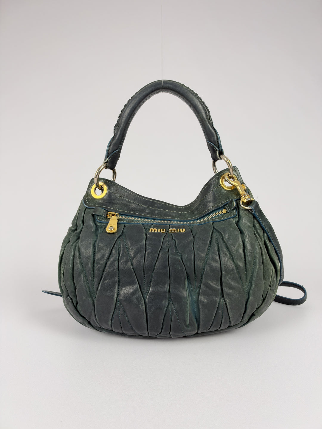 Miu Miu Coffer Matelassé Leather Shoulder Bag in Dunkelgrün, Detailansicht 2