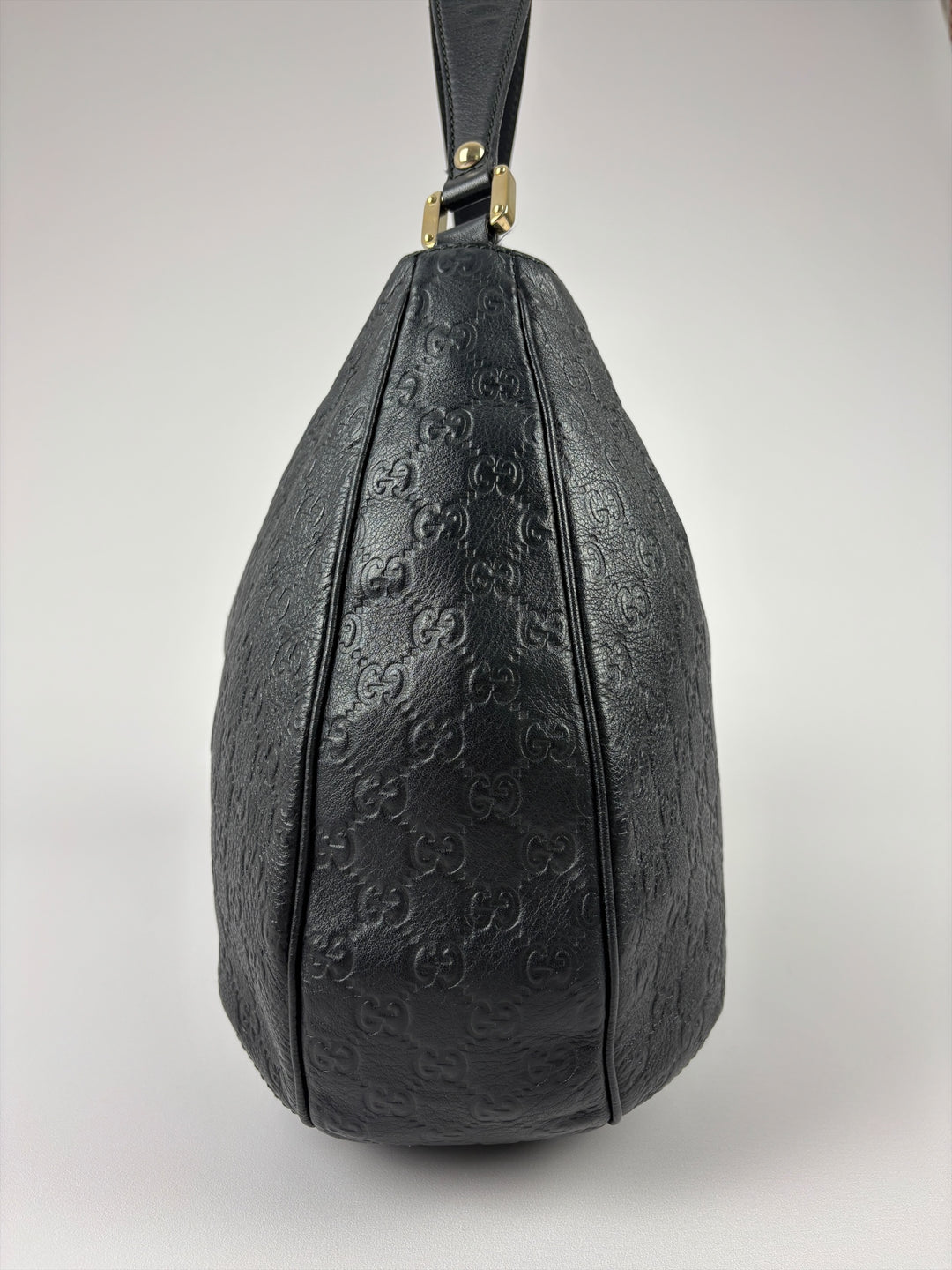 Gucci Guccissima Leather New Britt Hobo Shoulder Bag in Schwarz, Detailansicht 2