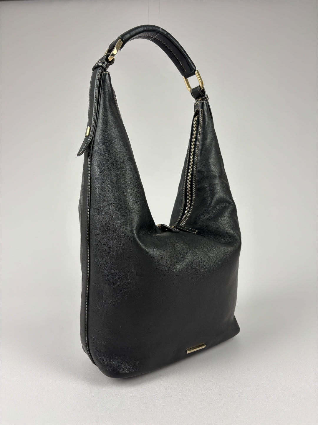 Gucci Leather V Hobo Shoulder Bag in Schwarz, Detailansicht 2