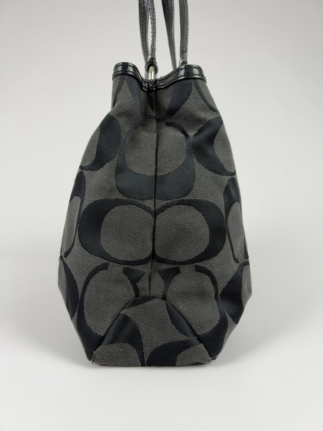 Coach Signature Soho Buckle Tote Shoulder Bag in Grau/Schwarz, Detailansicht 2