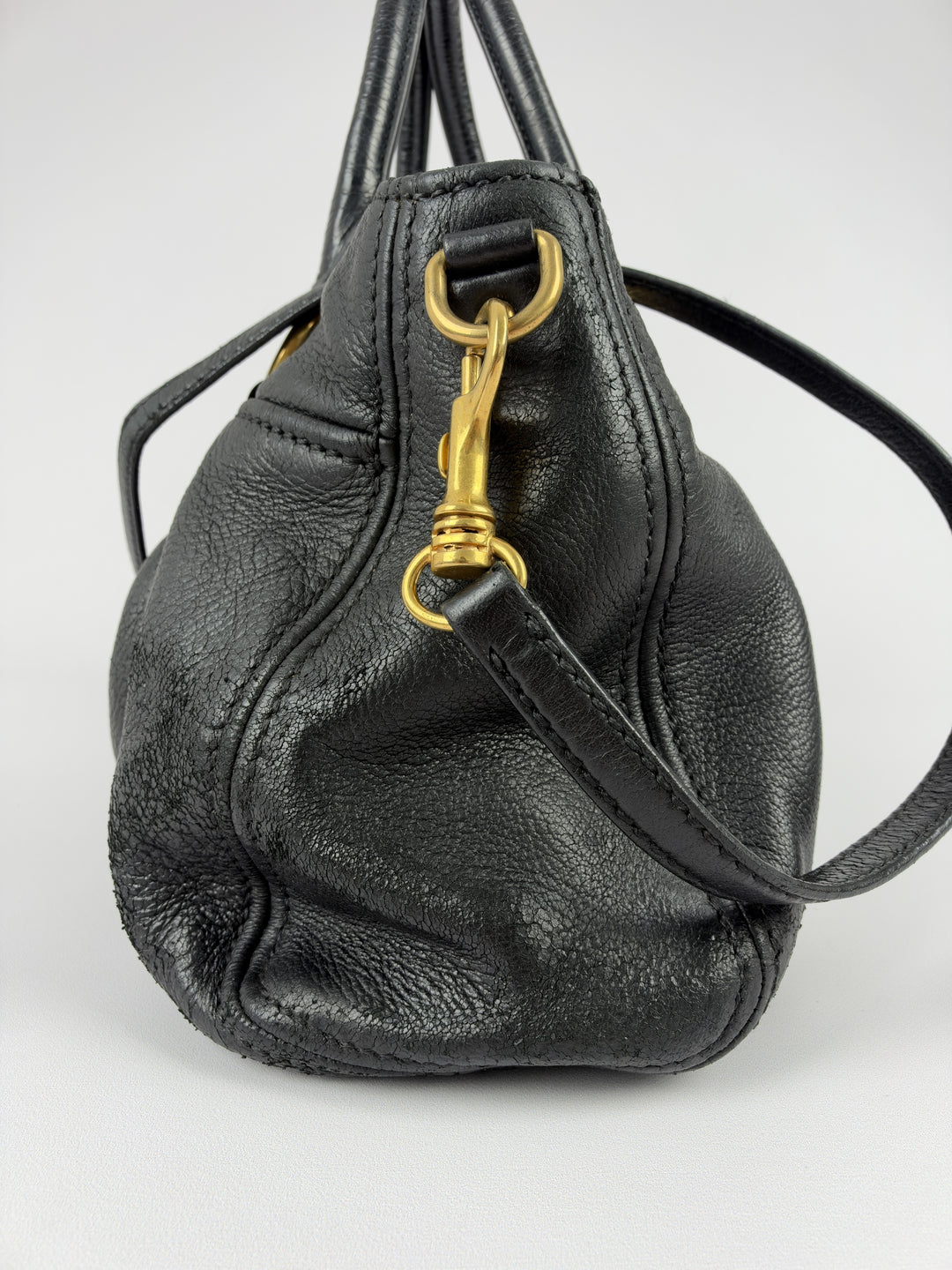 Miu Miu Cervo Shine Leather Shopping Tote Shoulder Bag in Schwarz, Detailansicht 2