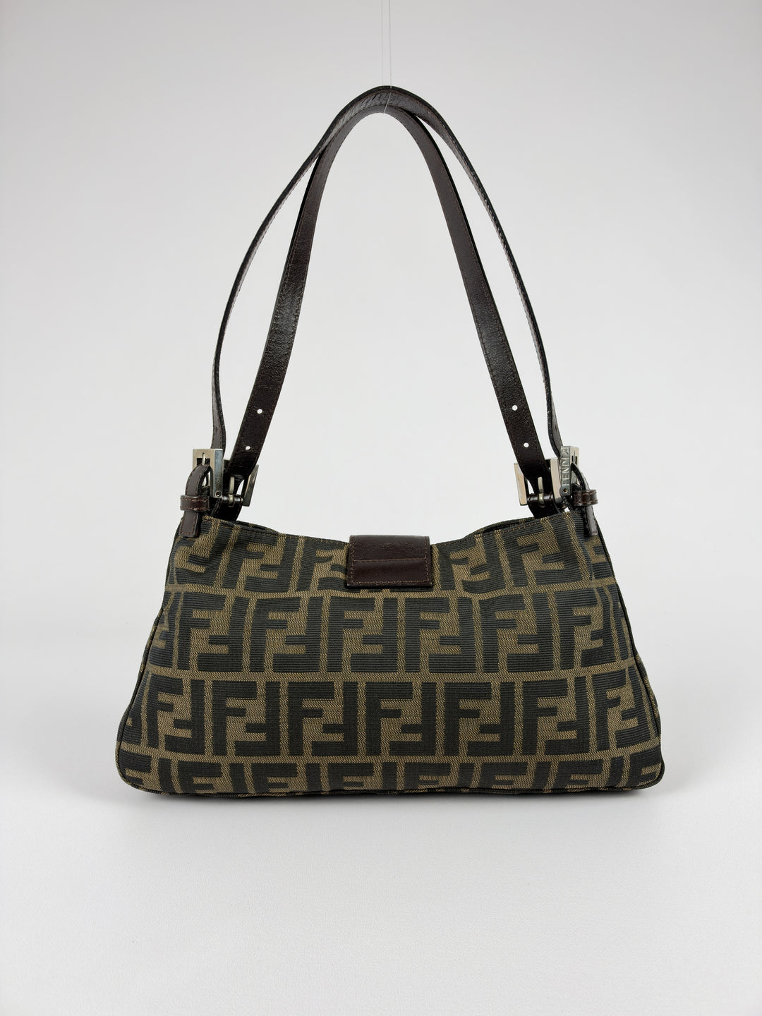 Fendi Zucca Canvas Baguette Buckle Shoulder Bag in Tabakbraun/Schwarz, Detailansicht 2