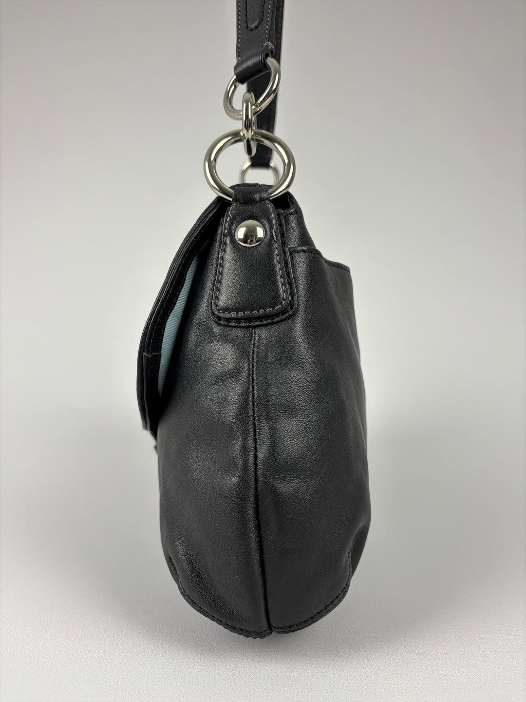 Coach Soho Leather Buckle Flap Shoulder Bag in Schwarz, Detailansicht 2
