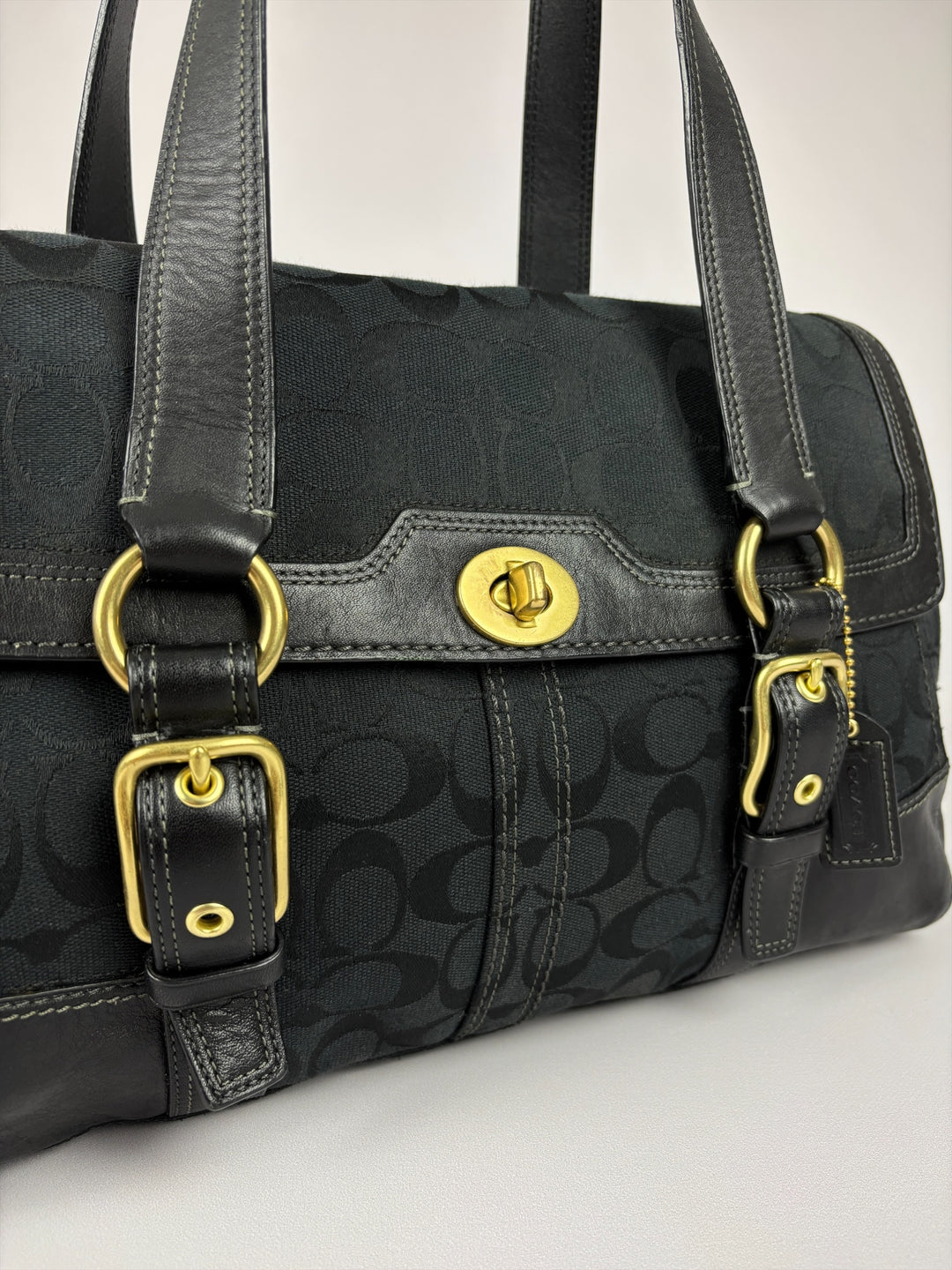 Coach Hampton Signature Flap Satchel Shoulder Bag in Schwarz, Detailansicht 2