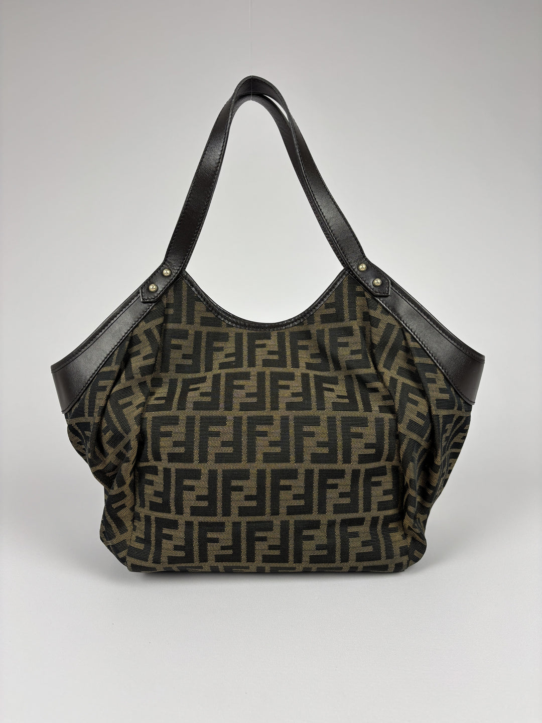 Fendi Zucca Canvas Chef Shoulder Bag in Tabak/Schwarz, Detailansicht 2