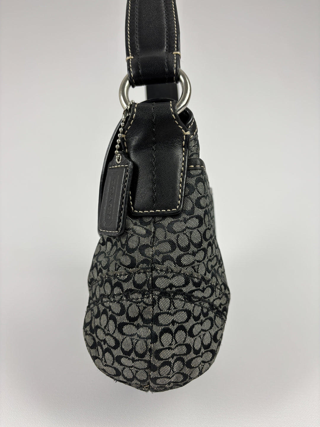 Coach Soho Mini Signature Buckle Flap Shoulder Bag in Grau/Schwarz, Detailansicht 2