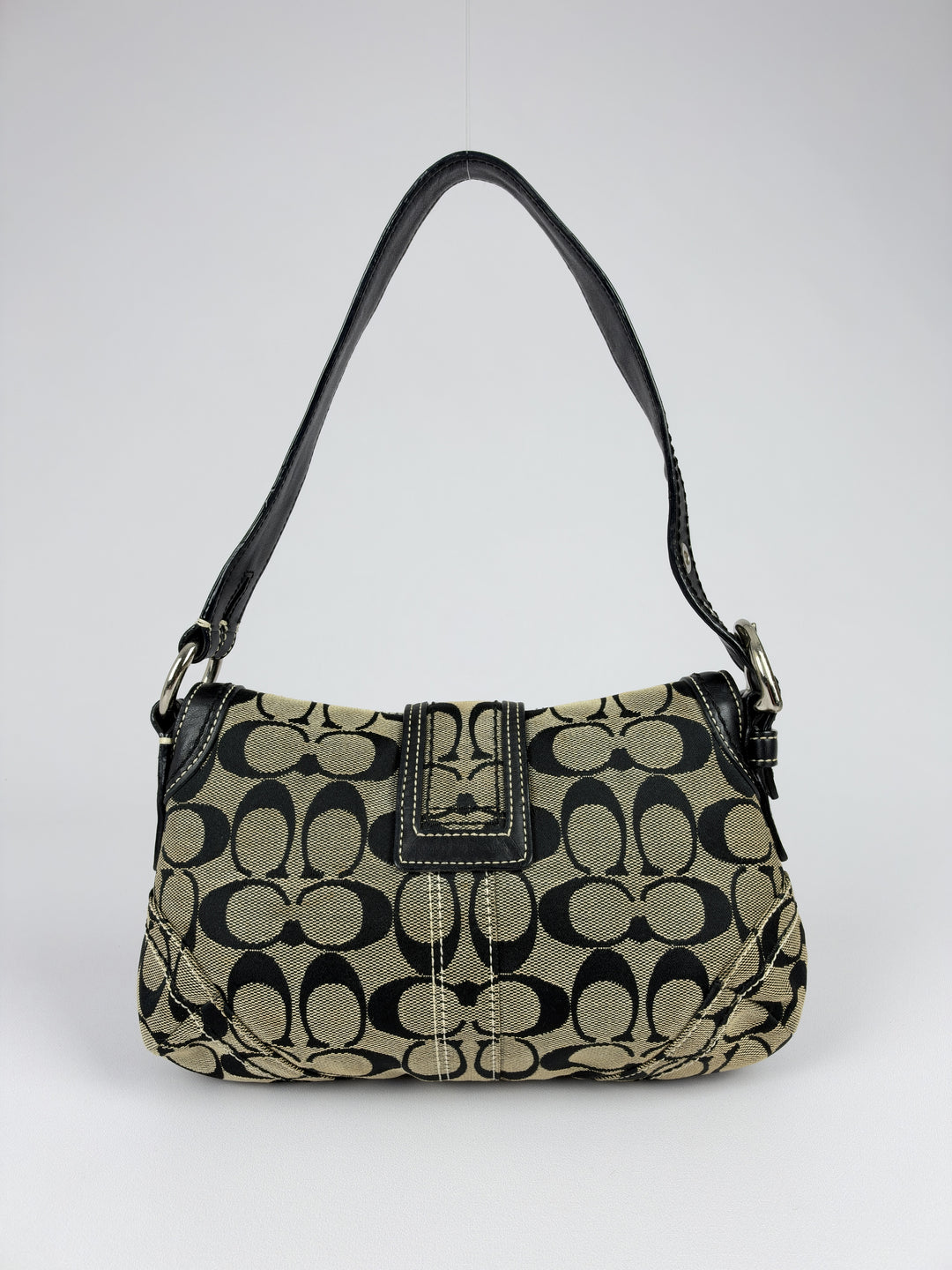 Coach Soho Signature Buckle Flap Baguette Shoulder Bag in Khaki/Schwarz, Detailansicht 2