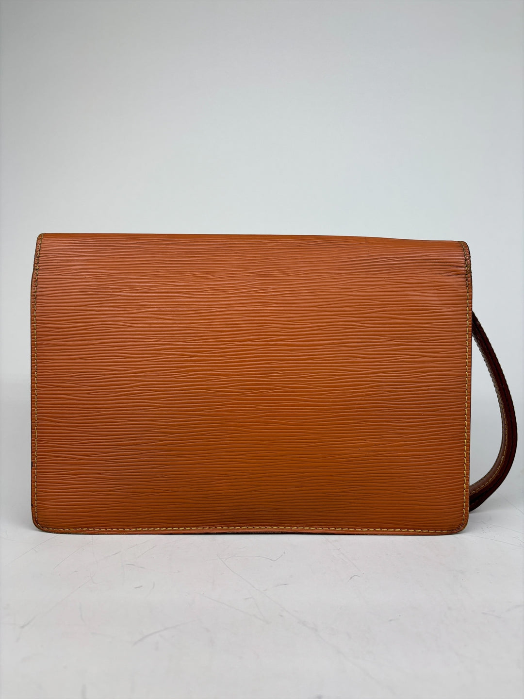 Louis Vuitton Epi Sellier Dragonne Clutch in Kenyan Fawn, Detailansicht 1