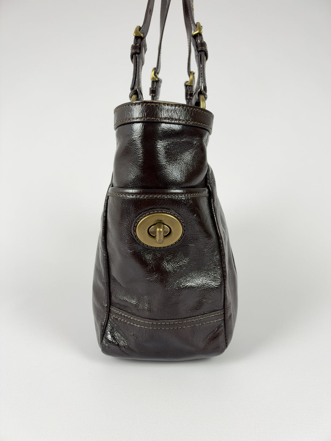 Coach Gallery Patent Leather Pleated Tote Shoulder Bag in Dunkelbraun, Detailansicht 3