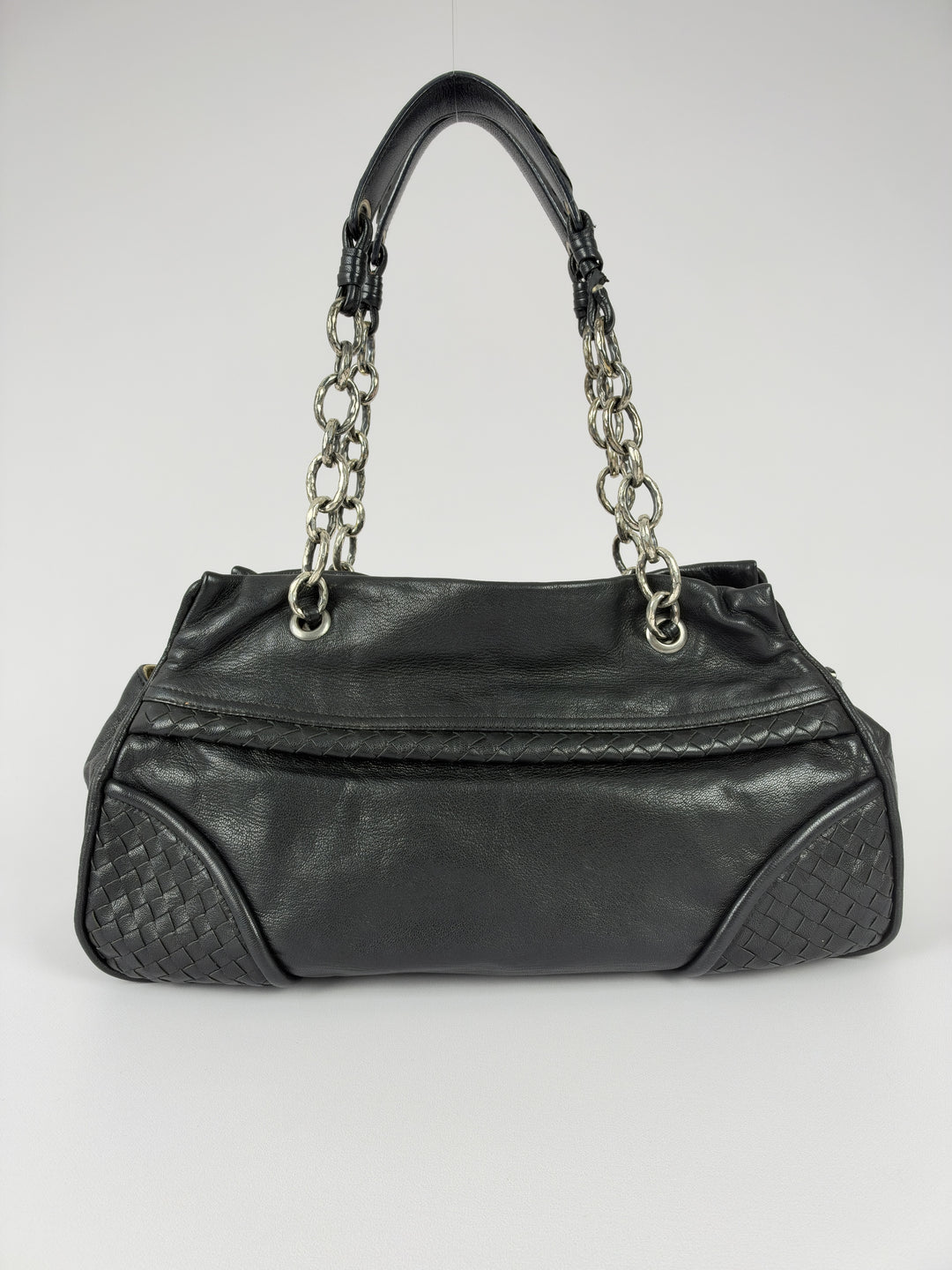 Bottega Veneta Nappa Intrecciato Chain Shoulder Bag in Schwarz, Detailansicht 3