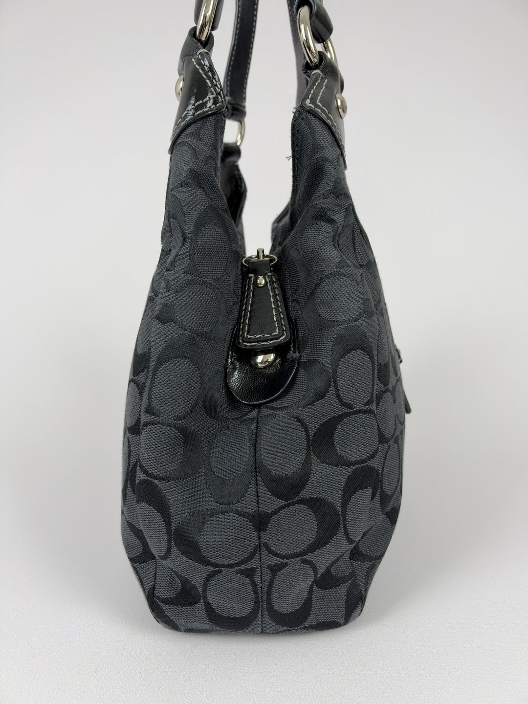Coach Soho Signature Buckle Hobo Shoulder Bag in Schwarz/Anthrazit, Detailansicht 3