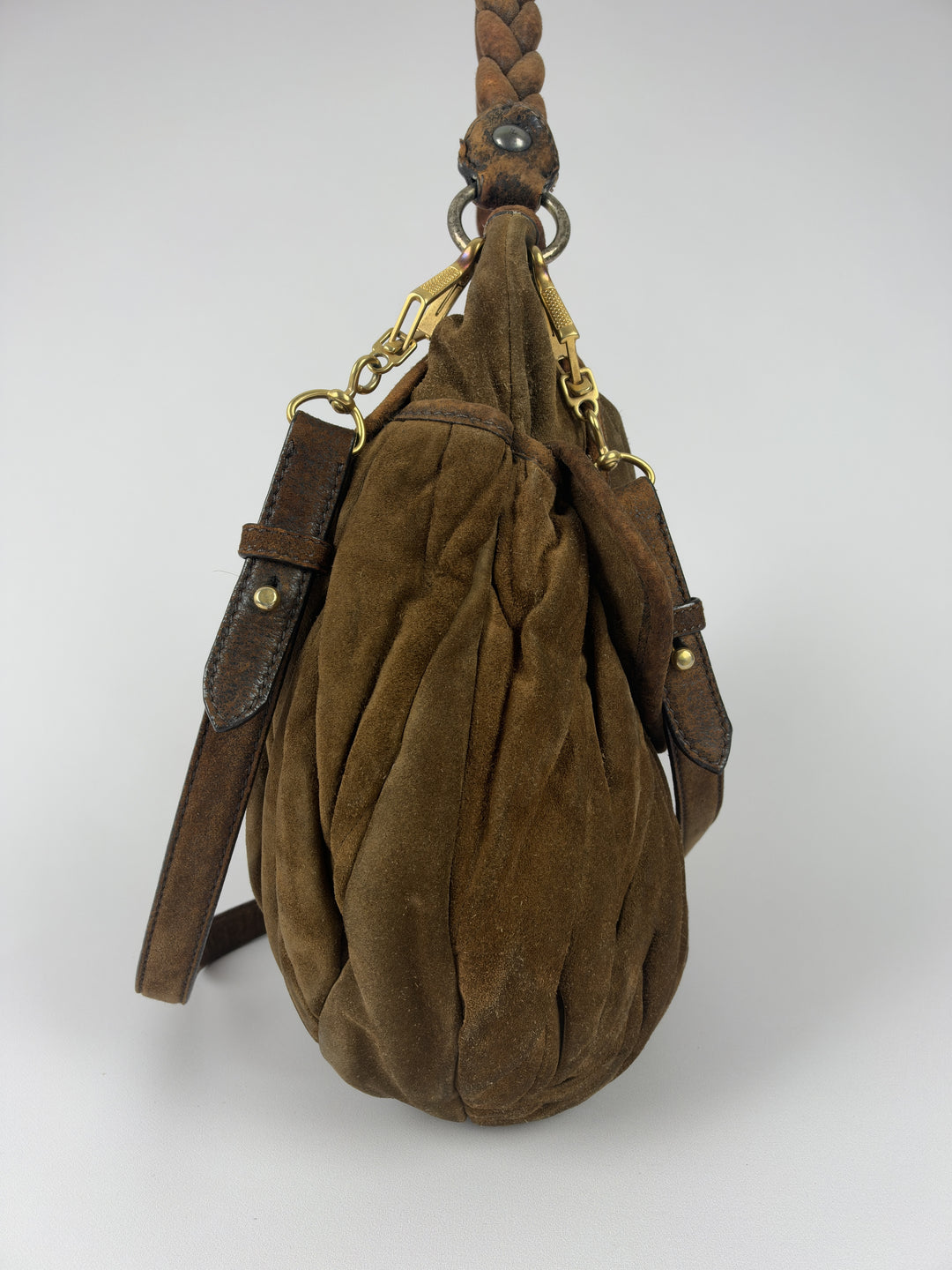 Miu Miu Coffer Matelassé Suede Hobo Shoulder Bag in Oliv-/Tabakbraun, Detailansicht 3