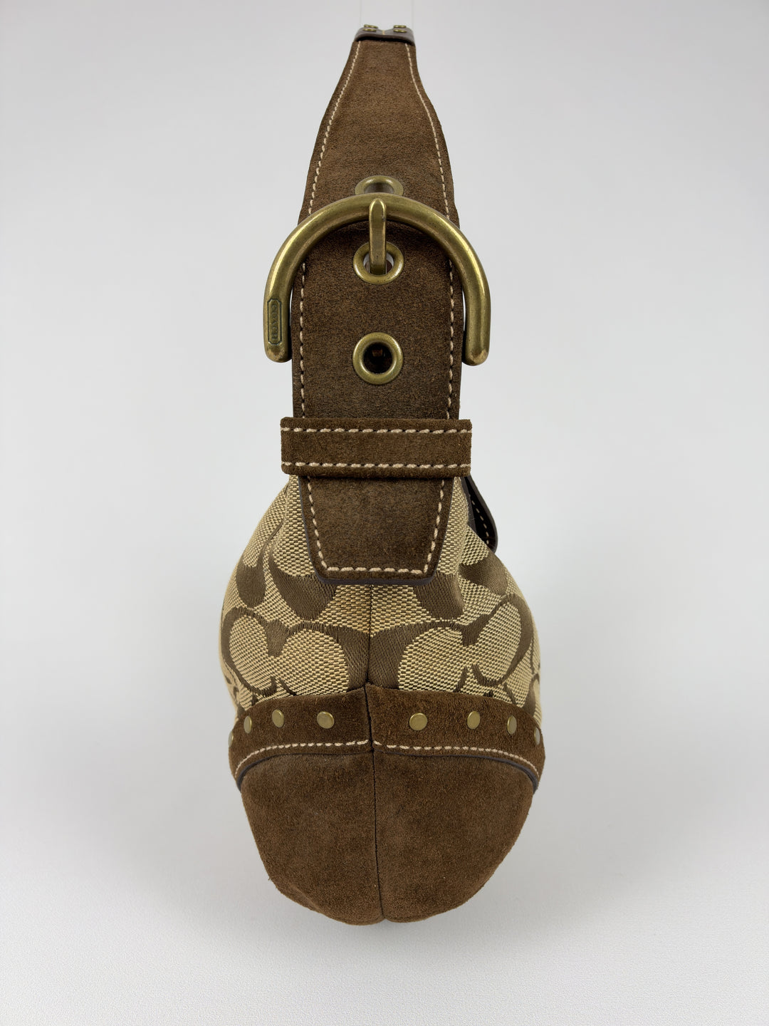 Coach Signature Studded Suede Hobo Shoulder Bag in Khaki/Braun, Detailansicht 3