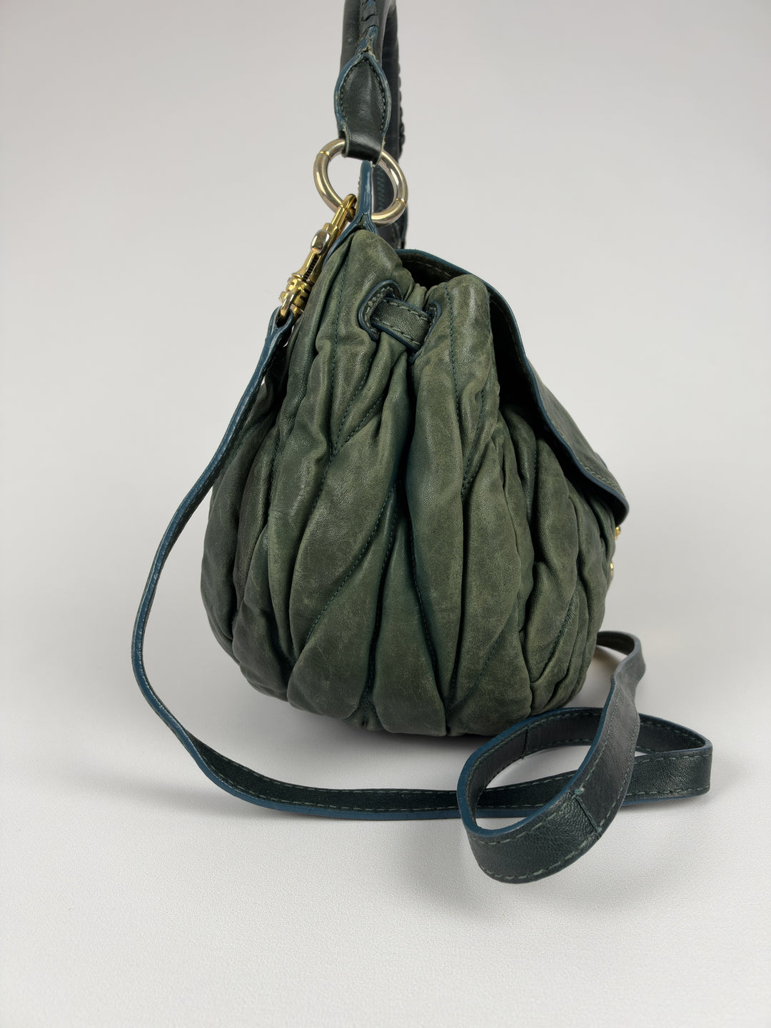 Miu Miu Coffer Matelassé Leather Shoulder Bag in Dunkelgrün, Detailansicht 3