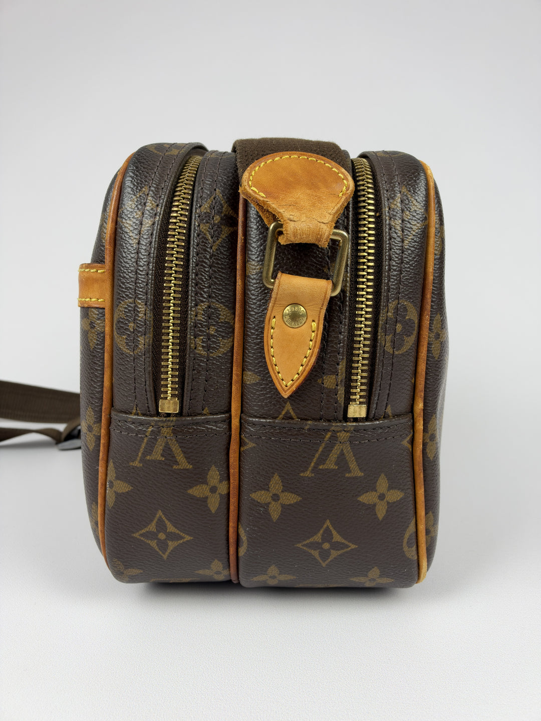 Louis Vuitton Monogram Reporter PM Shoulder Bag in Braun/Beige, Detailansicht 3