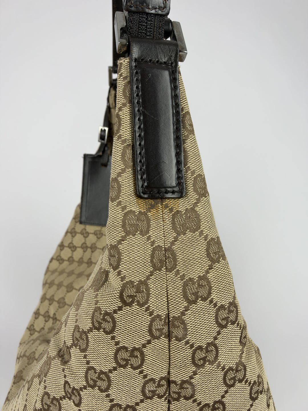 Gucci GG Canvas Large Hobo Shoulder Bag in Beige/Braun, Detailansicht 3