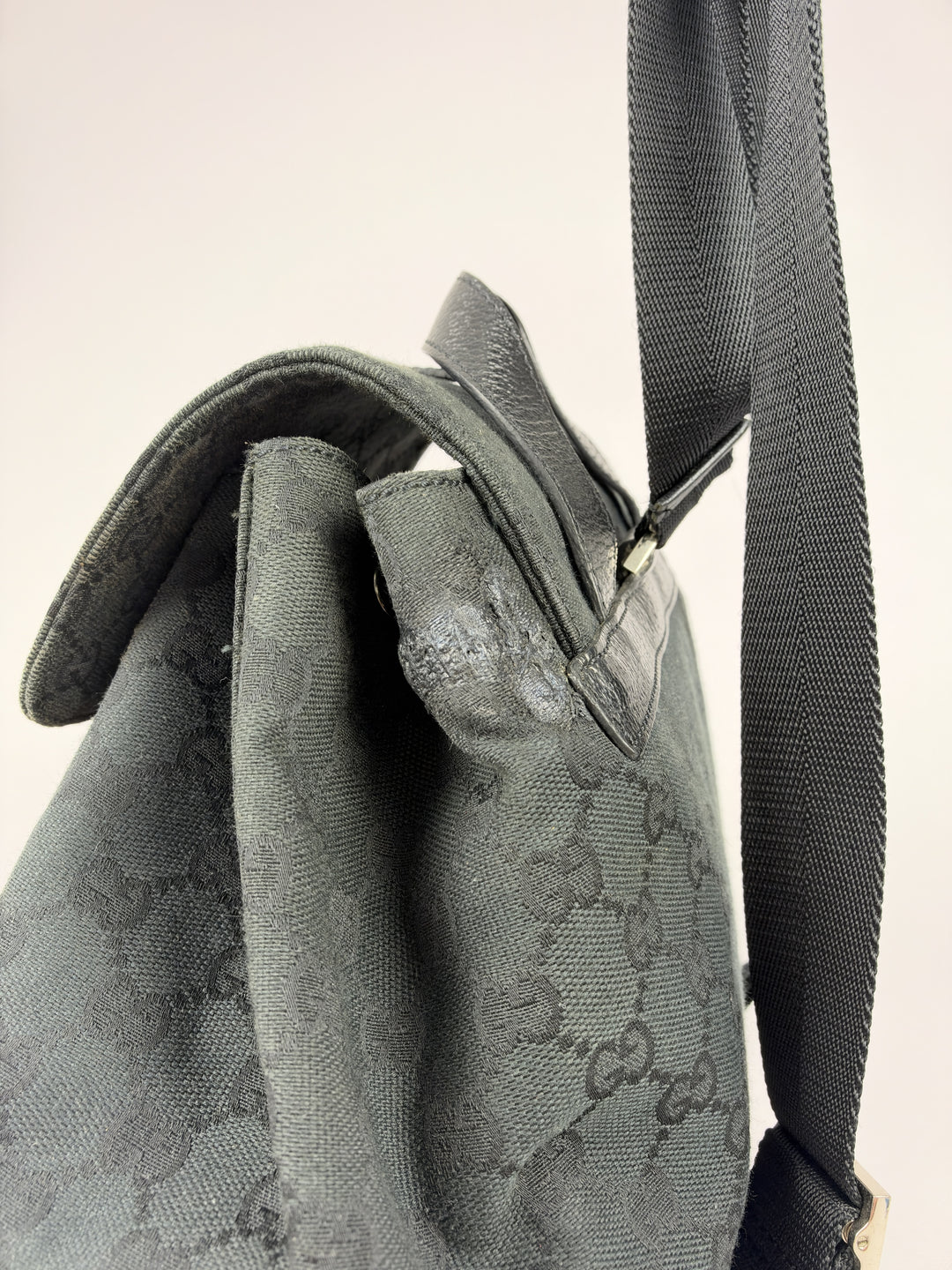 Gucci GG Canvas Jackie Backpack in Schwarz, Detailansicht 3