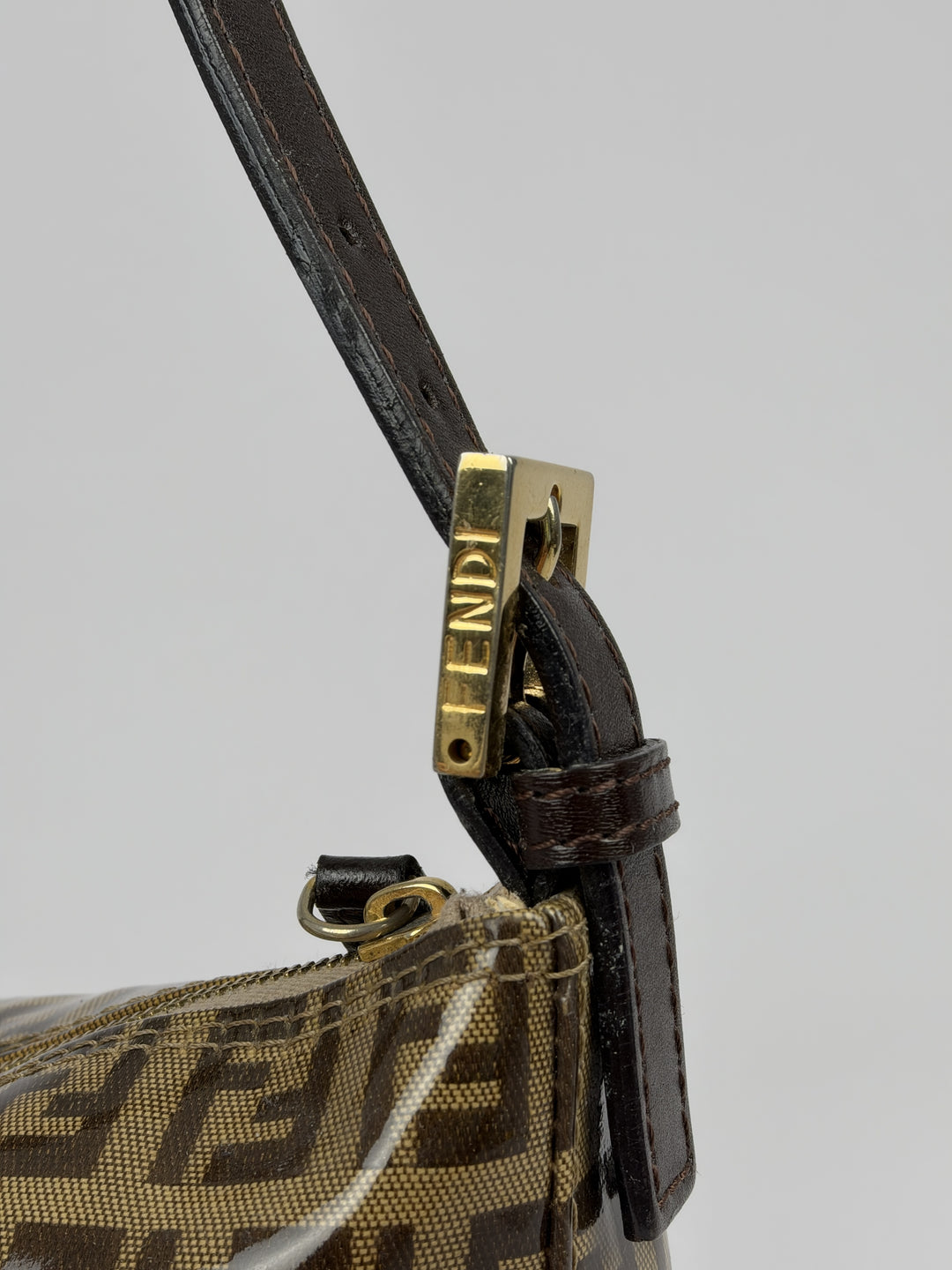 Fendi Zucca Coated Canvas Pochette Shoulder Bag in Tabakbraun/Schwarzbraun, Detailansicht 3