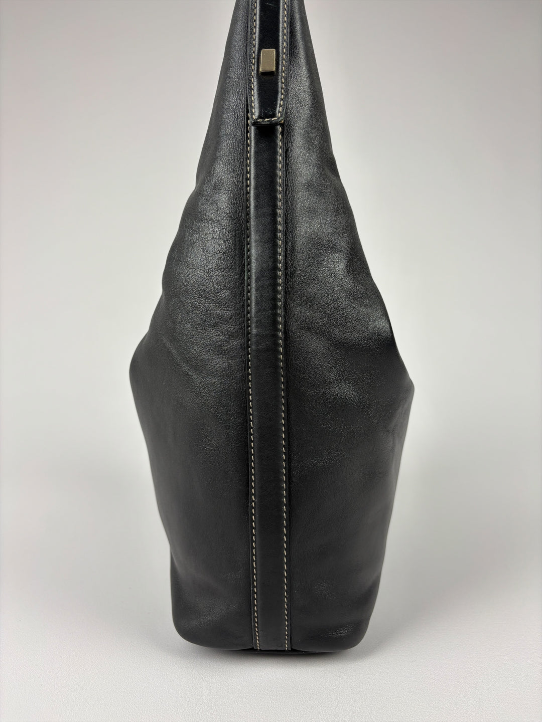 Gucci Leather V Hobo Shoulder Bag in Schwarz, Detailansicht 3
