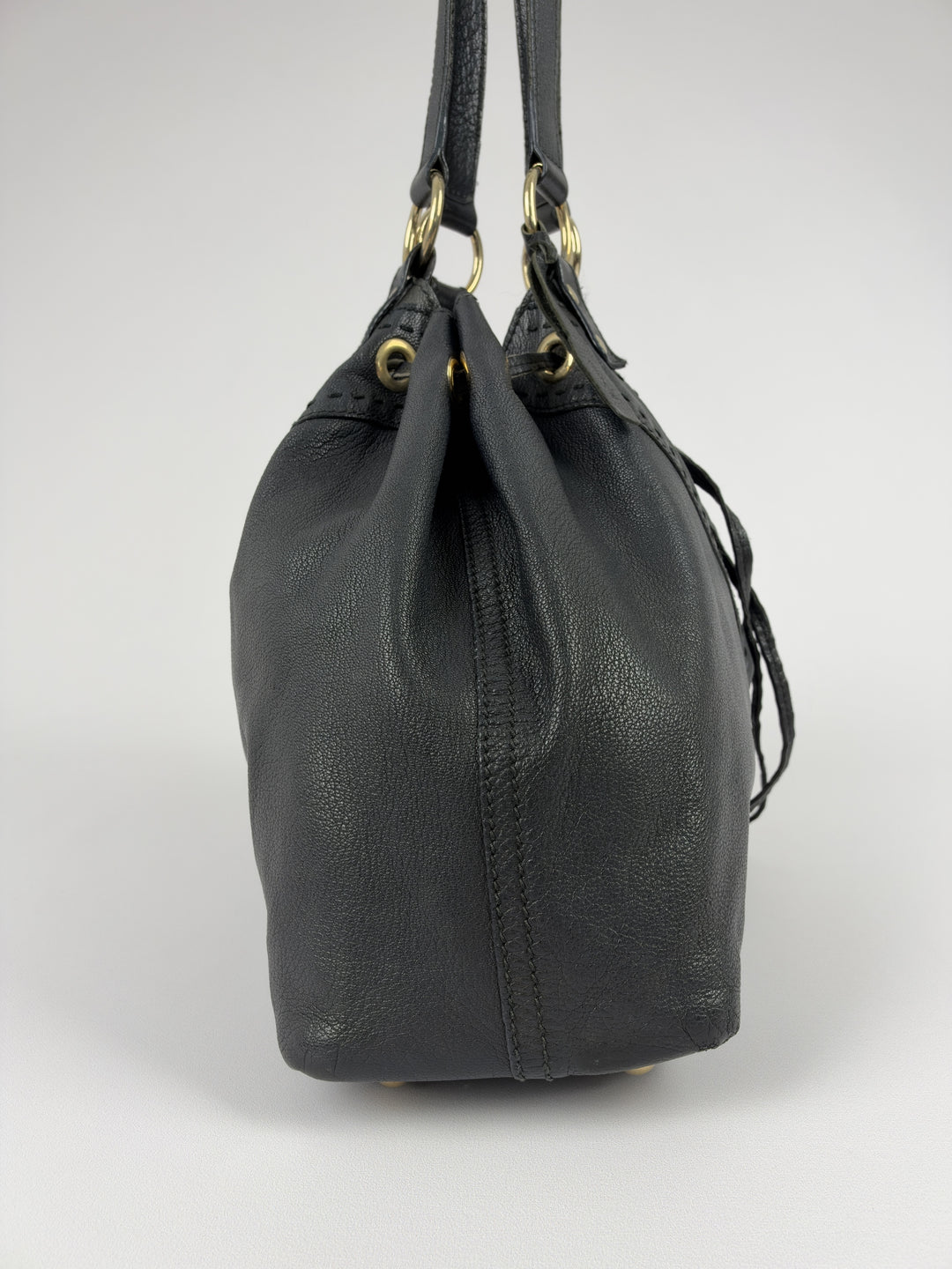 Yves Saint Laurent Reversible Double Leather Shoulder Bag in Schwarz, Detailansicht 3