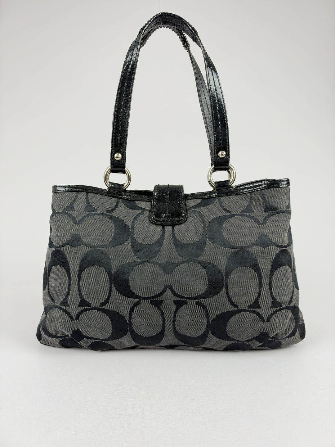 Coach Signature Soho Buckle Tote Shoulder Bag in Grau/Schwarz, Detailansicht 3